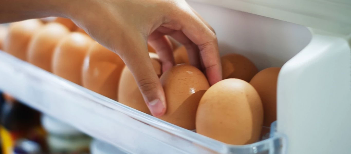 Αυτός είναι ο λόγος που δεν πρέπει να βάζεις ποτέ τα αβγά στην πόρτα του ψυγείου